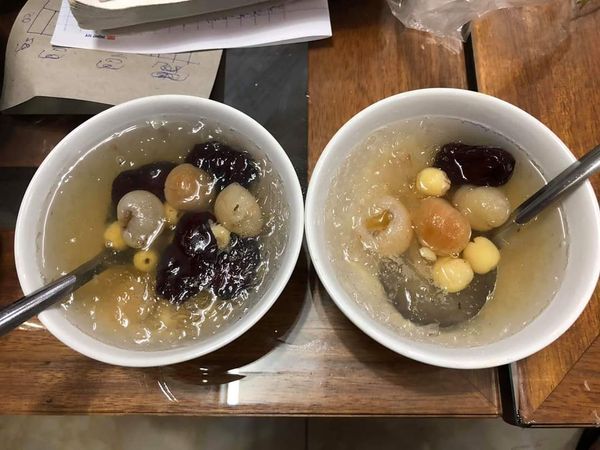 Yến sào chưng sẵn hay tự chưng, hầm sẽ tốt hơn ?